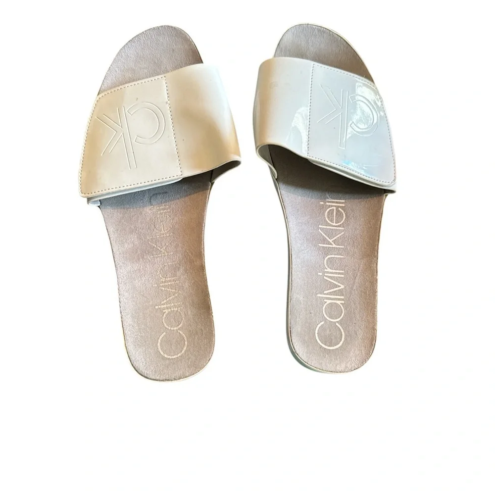 CALVIN KLEIN Women's Slides Flat Sandals White Faux Patent Leather US Size 8 - Picture 2 of 7